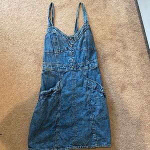 Denim dress has pockets